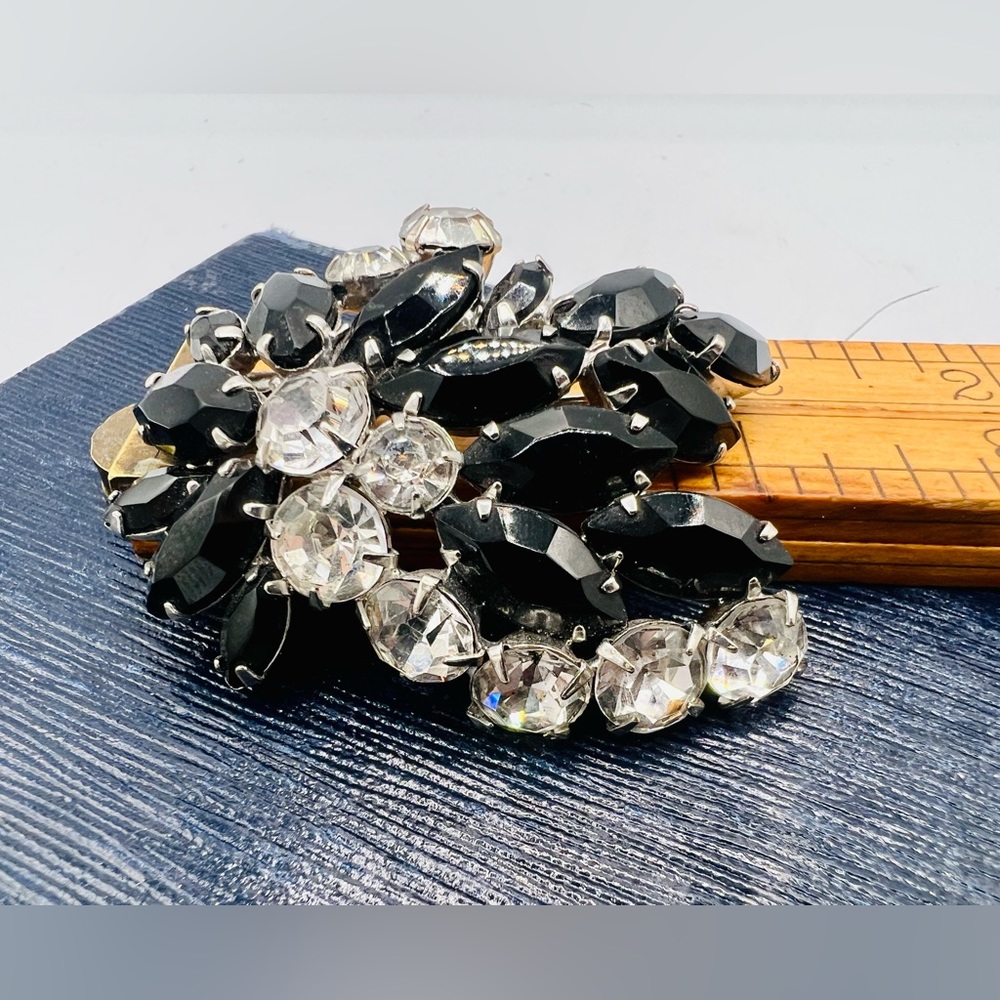 Vintage silver tone brooch pin with black & clear rhinestones costume jewelry - Picture 5 of 8